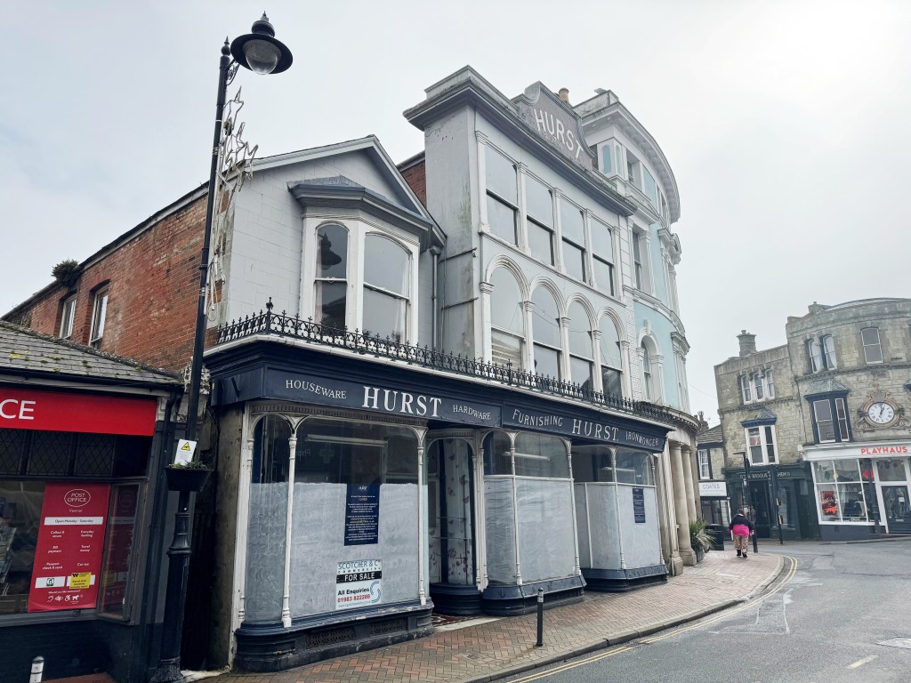 Lot: 28 - LANDMARK FREEHOLD COMMERCIAL BUILDING OVER FOUR FLOORS WITH REAR VEHICULAR ACCESS - View of the property from the High Street